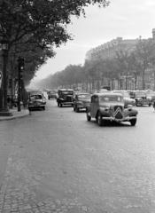 Franciaország, Párizs, Avenue des Champs Elysées, balra a Rue Arséne Houssaye torkolata., 1955, Bihari Erzsébet-Németh Tamás Lajos, Citroen 11CV Traction Avant, Renault 4CV, Fortepan #284404