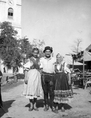 Magyarország, Dömsöd, Soós Imre színművész helybeliekkel a Lúdas Matyi című film forgatásakor., 1949, Nemzetes Ferenc, filmforgatás, híres ember, népviselet, Fortepan #28441