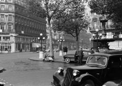 Franciaország, Párizs, Place André Malraux, szemben az Avenue de l'Opéra a Place de l'Opéra felé., 1955, Bihari Erzsébet-Németh Tamás Lajos, Citroen 11CV Traction Avant, Citroen-márka, Fortepan #284411