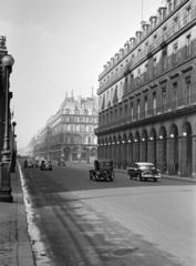 Franciaország, Párizs, a Rue de Rivoli a Place du Carrousel felé, középen jobbra a Place du Palais Royal., 1955, Bihari Erzsébet-Németh Tamás Lajos, Fortepan #284413