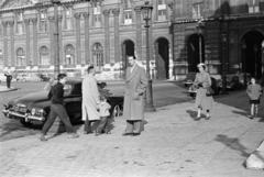 Franciaország, Párizs, Place de Carrousel, háttérben a Tuileriák palotája., 1955, Bihari Erzsébet-Németh Tamás Lajos, Fortepan #284415