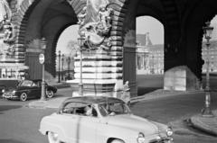 Franciaország, Párizs, Quai Francois Mitterand (Quai de Louvre), behajtás a Louvre udvarába a Place de Carrousel felé., 1955, Bihari Erzsébet-Németh Tamás Lajos, Fortepan #284416