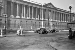 Franciaország, Párizs, Rue de l'Amiral de Coligny (Rue du Louvre), a Louvre keleti homlokzata., 1955, Bihari Erzsébet-Németh Tamás Lajos, Fortepan #284417