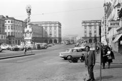 Ausztria, Linz, Fő tér, balra a Szentháromság-szobor, szemben a Dunán a Nibelungenbrücke. Jobbra a saroktornyos épület a Régi Városháza (Altes Rathaus)., 1963, Bihari Erzsébet-Németh Tamás Lajos, Fortepan #284469