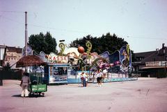 Ausztria, Bécs, Ausstellunsgsstraße, középen a Práter Polyp nevü ringlispilje, balra a háttérben az Ausstellungsstraße 7., jobbra a Restaurant zum Wilden Mann nevü étterem., 1974, Domokos József, színes, Fortepan #284485