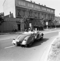 Magyarország, Sopron, Kossuth Lajos utca, oldtjmer rally egyik résztvevője, háttérben az 5., 7. és 9. számú épület., 1978, Domokos József, Fortepan #284501