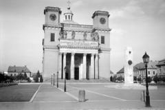 Hungary, Vác, Schuszter Konstantin (Konstantin) tér, Nagyboldogasszony-székesegyház. Előtérben a szovjet hősi emlékmű., 1966, Domokos József, Cathedral, Fortepan #284512