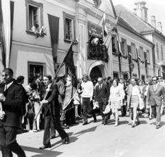 Magyarország, Vác, Március 15. tér, május 1-i felvonulás résztevevői a Városháza előtt., 1975, Domokos József, Fortepan #284524