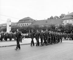 Magyarország, Vác, Schuszter Konstantin (Konstantin) tér, a háttérben a szovjet hősi emlékmű és a papnevelő intézet (papnövelde) épülete látható., 1974, Domokos József, Fortepan #284550