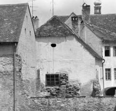 Magyarország, Kőszeg, városfal a Várkör felől nézve, szemben az Állami Zeneiskola (ma Budaker Gusztáv Zeneiskola). A Chernel utca épületei mögött a Szent Imre-templom tornya., 1973, Domokos József, Fortepan #284572