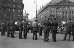 Magyarország, Budapest V., Szabadság tér, fúvószenekar az irredenta emlékhelynél, háttérben a Vécsey utca és a Parlament., 1938, Fortepan, fúvószenekar, levente, Budapest, háttal, Fortepan #28458