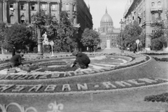 Magyarország, Budapest V., Szabadság tér, irredenta emlékhely, háttérben a Vécsey utca és a Parlament. Balra az Irredenta Szoborcsoport "Nyugat"., 1938, Fortepan, Steindl Imre-terv, országház, neogótika, eklektikus építészet, Budapest, Fortepan #28460