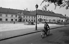 Magyarország, Vác, Március 15. tér, balra a Városháza és a Váci Irgalmasrendi Kórház., 1970, Domokos József, kerékpár, Fortepan #284639