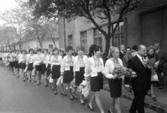 Hungary, Vác, Szent Miklós (Ifjúság) tér, a Gimnázium és Szakközépiskola (később I. Géza Király Közgazdasági Szakgimnázium) ballagó diákjai., 1969, Domokos József, graduation, Fortepan #284713