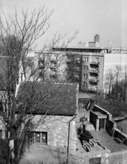 Hungary, Budapest II., kilátás a Gül Baba Türbéjétől, előtérben Gül Baba utca 13. számú ház. Háttérben az Országos Reumatológiai és Fizioterápiás Intézet Frankel Leó út 38-40. szám alatti épülete., 1972, Domokos József, Budapest, Fortepan #284727