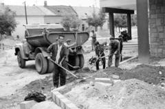 Hungary, Vác, Géza király tér, jobbra a Gimnázium és Szakközépiskola (később I. Géza Király Közgazdasági Szakgimnázium)., 1972, Domokos József, TEFU-organisation, ZIL-brand, commercial vehicle, worker, construction, shovel, Fortepan #284728