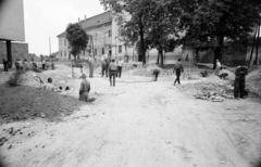 Hungary, Vác, Géza király tér, balra a Gimnázium és Szakközépiskola (később I. Géza Király Közgazdasági Szakgimnázium), jobbra a Szent Kereszt ferences templom (Vártemplom / Barátok Temploma) ., 1972, Domokos József, Fortepan #284729