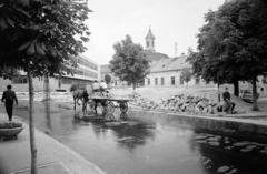 Hungary, Vác, Budapesti főút (Mártírok útja), szemben a Géza király tér, balra a Gimnázium és Szakközépiskola (később I. Géza Király Közgazdasági Szakgimnázium), jobbra a Szent Kereszt ferences templom (Vártemplom / Barátok Temploma)., 1972, Domokos József, Fortepan #284730