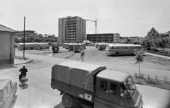 Magyarország, Vác, Szent István tér, az autóbusz-állomás a Zrínyi Miklós utca felől. Balra a Sziréna köz (ekkor névtelen)., 1972, Domokos József, Ikarus 66, Zuk-márka, Fortepan #284737