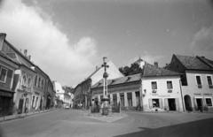 Hungary, Szentendre, Fő (Marx) tér, középen a Szerb (kalmár) kereszt, háttérben a Keresztelő Szent János-templom tornya., 1971, Domokos József, Fortepan #284748