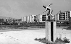 Magyarország, Vác, Stadion utca, a Városi Stadion bejáratánál áll Sóváry János szobrászművész Diszkoszvető című szobra., 1974, Domokos József, Fortepan #284795