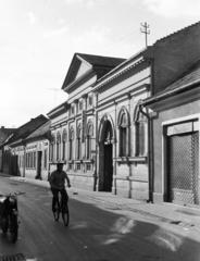 Hungary, Vác, Káptalan (Lőwy Sándor) utca, szemben a 16-os számú, timpanonos épületben a járási könyvtár., 1968, Domokos József, Fortepan #284808