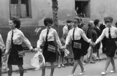 Hungary, Vác, Szent Miklós (Ifjúság) tér, a Közgazdasági Szakközép­iskola ballagó diákjai., 1966, Domokos József, graduation, Fortepan #284828