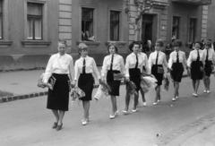 Hungary, Vác, Szent Miklós (Ifjúság) tér, a Közgazdasági Szakközép­iskola ballagó diákjai., 1966, Domokos József, hairdo, graduation, girls' class, Fortepan #284831