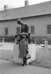 Hungary, Vác, Petróczy László utca az Ady Endre sétány közelében. A felvétel Mikus Sándor (1964) Korsós lány című szobra előtt készült., 1969, Domokos József, Fortepan #284837