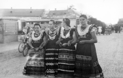 Hungary, Mezőkövesd, Szent László tér. Lányok matyó népviseletben., 1932, Fortepan, bicycle, folk costume, Matyó folk costume, height chart, Fortepan #28484