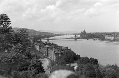 Magyarország, Budapest I., kilátás a Gellérthegyről a Döbrentei tér és a Széchenyi Lánchíd felé., 1940, Fortepan, látkép, országház, Duna, Budapest, függőhíd, William Tierney Clark-terv, Fortepan #28490