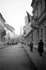 Románia,Erdély, Kolozsvár, Szentegyház utca (Strada Iuliu Maniu), háttérben a Szent Mihály-templom tornya látszik a Fő téren., 1944, Fortepan/Album090, utcakép, erkély, séta, zászló, Fortepan #284933