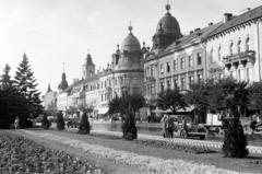 Románia,Erdély, Kolozsvár, Fő tér, szemben a Szentegyház utca (Strada Iuliu Maniu) torkolata, ott balra a Bánffy palota., 1943, Fortepan/Album090, Fortepan #284956