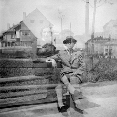 Hungary, Budapest XIV., Báthory István park (ekkor névtelen terület), balra a háttérben Francia út 48/b, jobbra a Mexikói út házai., 1939, Fortepan, bench, erroneous photo, Budapest, Fortepan #28497