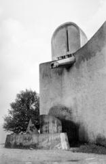 Franciaország, Ronchamp, a Le Corbusier tervei alapján épített Magasságos Miasszonyunk-kápolna (Chapelle Notre-Dame-du-Haut de Ronchamp)., 1963, Gara Andor, Fortepan #285075