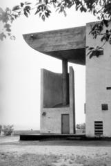 Franciaország, Ronchamp, a Le Corbusier tervei alapján épített Magasságos Miasszonyunk-kápolna (Chapelle Notre-Dame-du-Haut de Ronchamp)., 1963, Gara Andor, Fortepan #285076