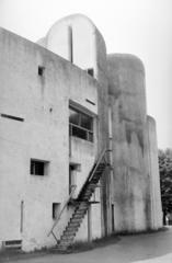 Franciaország, Ronchamp, a Le Corbusier tervei alapján épített Magasságos Miasszonyunk-kápolna (Chapelle Notre-Dame-du-Haut de Ronchamp)., 1963, Gara Andor, Fortepan #285077