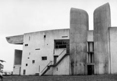 Franciaország, Ronchamp, a Le Corbusier tervei alapján épített Magasságos Miasszonyunk-kápolna (Chapelle Notre-Dame-du-Haut de Ronchamp)., 1963, Gara Andor, Fortepan #285078