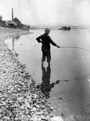 Hungary, Esztergom, Duna-part, a háttérben a Mária Valéria híd., 1923, Gara Andor, boy, water surface, fishing, Fortepan #285130