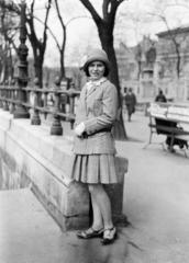 Magyarország, Budapest V., Eötvös tér, Eötvös József szobra, háttérben a Széchenyi István téren a Belügyminisztérium épülete., 1924, Gara Andor, kalap, kosztüm, hölgy, Duna-part, Budapest, Fortepan #285139