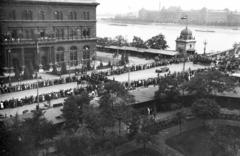 Magyarország, Budapest V.,Budapest IX.,Budapest XI., Fővám tér, balra a Fővámpalota. Háttérben jobbra a Budapesti Műszaki Egyetem (később Budapesti Műszaki és Gazdaságtudományi Egyetem) épületei., 1934, Gara Andor, híd, szabadság, Budapest, Fortepan #285146