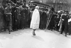 Magyarország, Budapest V., Ferenciek tere (Apponyi tér), háttérben a déli Klotild palota., 1934, Gara Andor, Best of, fotóállvány, fényképezőgép, divat, nő, fényképész, bámészkodás, sokadalom, Budapest, Fortepan #285147