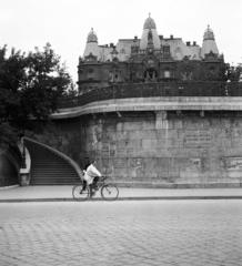 Magyarország, Budapest V., Belgrád (Ferenc József) rakpart, feljáró az Erzsébet híd pesti hídfőjének déli oldalán, fent a Március 15. (Eskü) téren a Magyar Királyi Osztálysorsjáték palotája látható., 1930, Gara Andor, Best of, épület, férfi, lépcső, kerékpár, fa, Budapest, Fortepan #285158