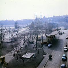 Magyarország, Budapest V., kilátás a Só utca 2-es számú házból a Fővám (Dimitrov) tér, az Áfor benzinkút és a Szabadság híd felé., 1975, Gara Andor, VAZ 2101, madártávlat, telefonfülke, Budapest, Fortepan #285184