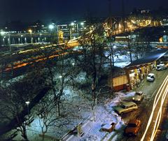 Magyarország, Budapest V., kilátás a Só utca 2-es számú házból a Fővám (Dimitrov) tér, az Áfor benzinkút és a Szabadság híd felé., 1975, Gara Andor, havas táj, Wartburg 353, Budapest, Fortepan #285186