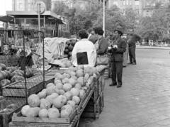 Hungary, Budapest IX.,Budapest V., dinnyeárus a Sóház utca és a Fővám (Dimitrov) tér sarkán, a Központi Vásárcsarnok mellett., 1977, Gara Andor, Budapest, Fortepan #285200