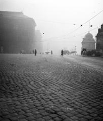 Magyarország, Budapest V.,Budapest IX., Fővám tér, balra a Fővámpalota (később Corvinus Egyetem), jobbra a Szabadság (Ferenc József) híd vámházai., 1935, Gara Andor, Budapest, kockakő, kézikocsi, szekér, Fortepan #285214