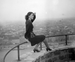 Hungary, Budapest XI., kilátás kelet felé a pesti Duna-part irányába., 1939, Fortepan, Budapest, railing, woman, sitting, viewing, view, sitting on a handrail, face profile, Fortepan #28522