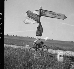 Hungary, Balatoni 7-es főút a 711-es út elágazásánál, Lepsény után., 1939, Fortepan, bicycle, road signs, Fortepan #28524