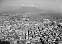 Italy, Naples, a kikötő és az öböl látképe a Vomero-dombról, a távolban a Vezúv., 1948, Gara Andor, Fortepan #285246